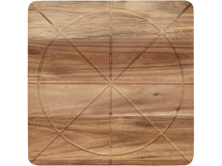 Tagliere in legno con motivo inciso.