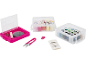 Set da cucito con scatole di filo, aghi, forbici e accessori in fucsia e trasparente.