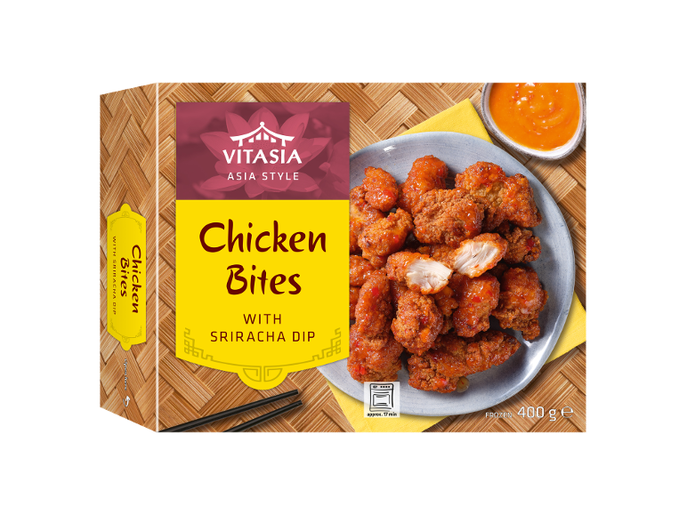 Scatola di bocconcini di pollo con salsa Sriracha, con un piatto di bocconcini e una ciotola di salsa.