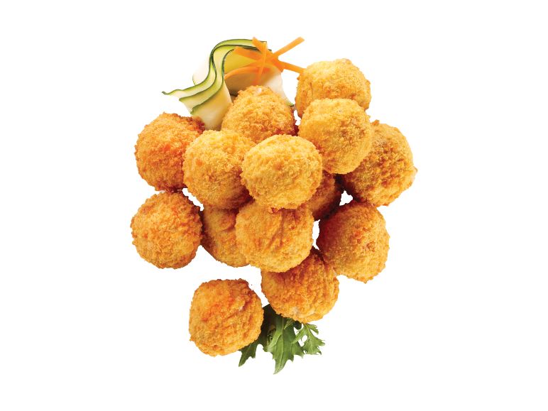Crocchette di patate dorate con guarnizione di cetrioli e carote.