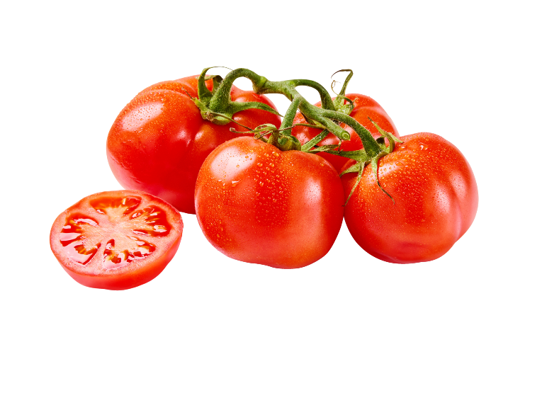 Pomodori rossi freschi sul ramo, uno tagliato a metà, con goccioline d'acqua.
