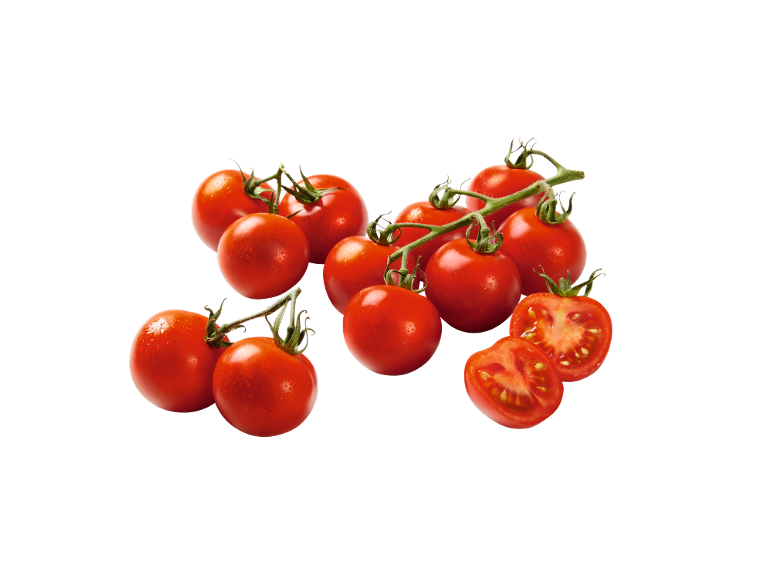 Pomodorini ciliegino rossi brillanti su rami, alcuni tagliati a metà