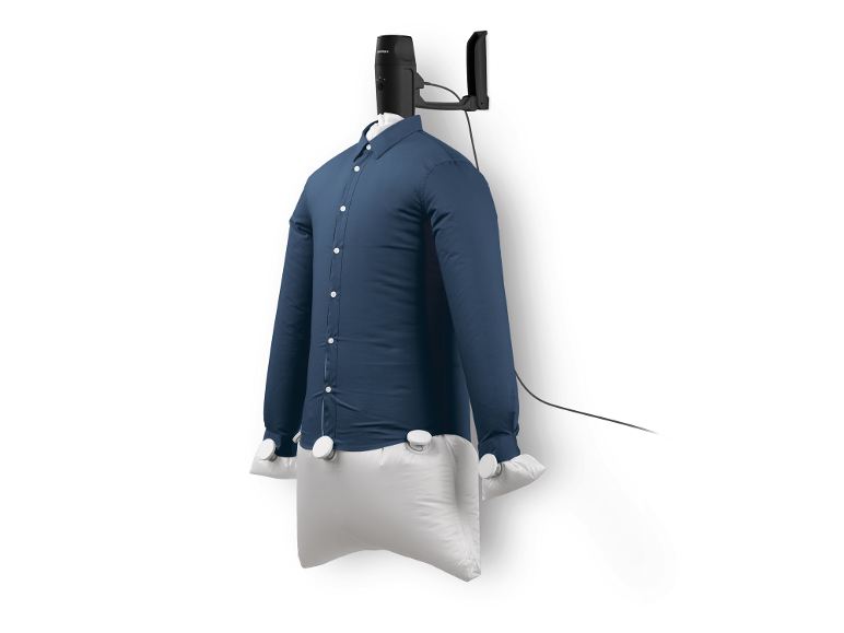 Asciugatrice e stiratrice automatica da parete per camicie con una camicia blu