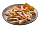 Piatto con striscioline di petto di pollo grigliato, pomodorini e foglie di lattuga.