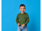 Bambino sorridente con maglione verde e jeans su sfondo blu.