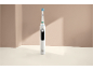 Spazzolino elettrico bianco con testina blu-verde su sfondo beige