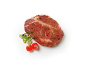 Bistecca di collo di maiale marinata con cipollotti e pomodorini su sfondo bianco.