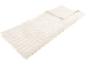 Coperta trapuntata color crema con motivo a quadri, piegata per un uso confortevole.