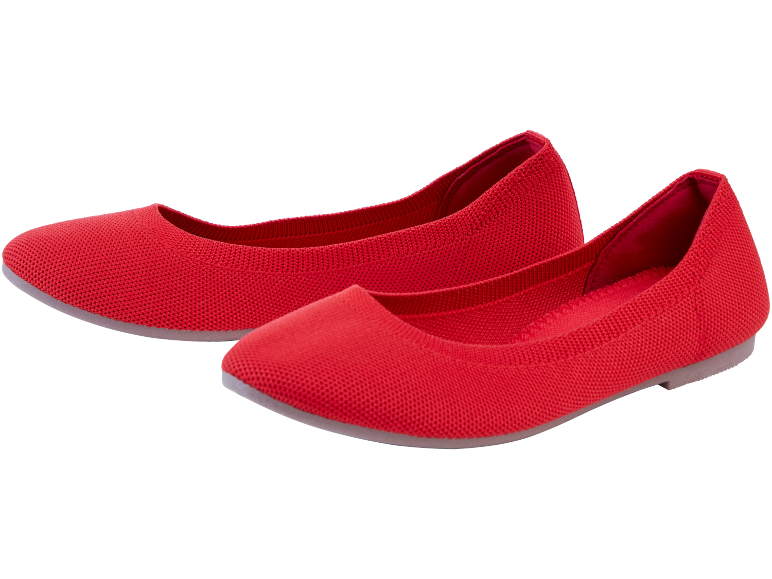 Un paio di ballerine rosse da donna con texture a maglia.