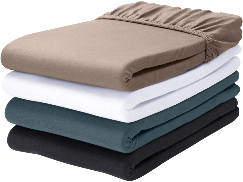 Pila di quattro lenzuola con angoli in diversi colori: beige, bianco, blu e nero.