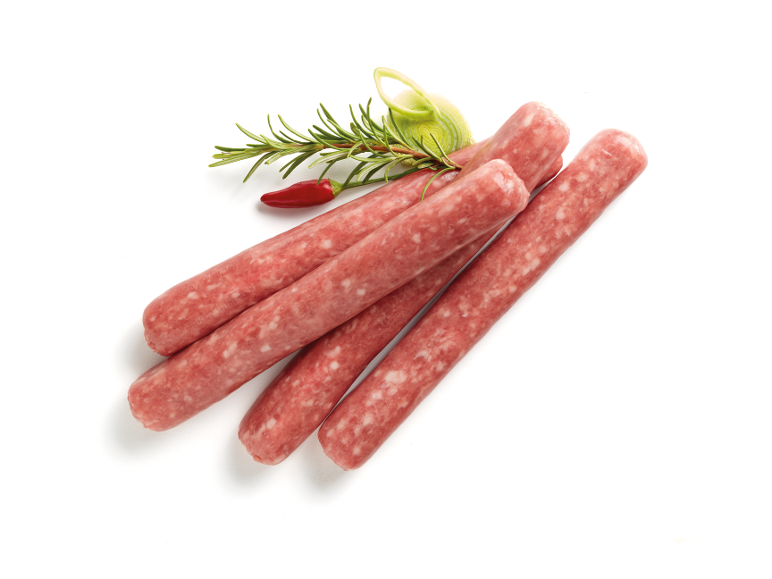 Salsicce fresche con rosmarino, peperoncino e cipollotto su sfondo bianco.
