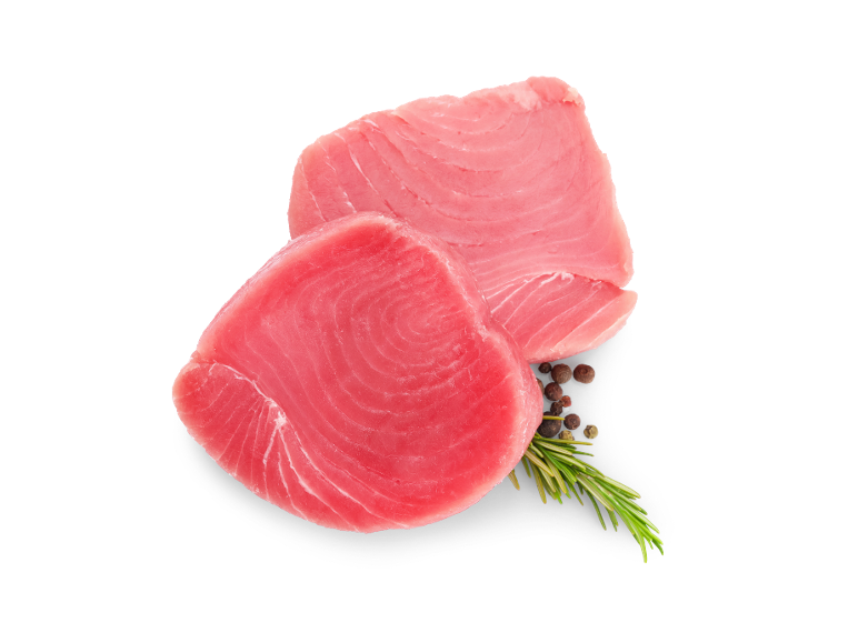 Due filetti di tonno crudo con rosmarino e grani di pepe su sfondo nero.