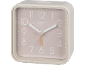 Sveglia quadrata beige con numeri e lancette bianche.