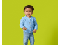 Un bambino piccolo con un cardigan blu e jeans sorride.