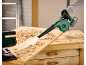 Soffiatore a batteria pulisce trucioli di legno da un banco da lavoro.