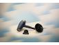 Asciugacapelli blu con diffusore e concentratore su sfondo a strisce.