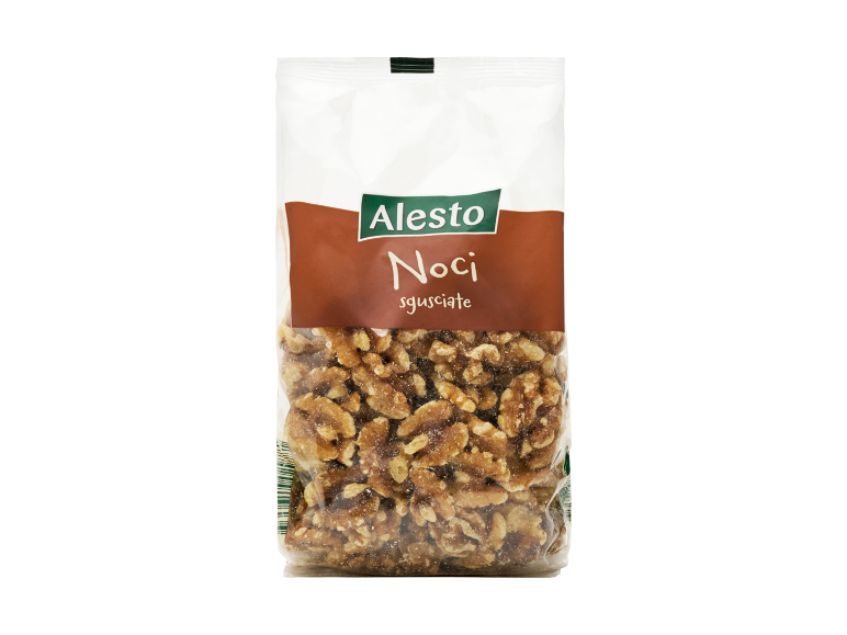 Busta di noci sgusciate con l'etichetta 'Noci sgusciate'.