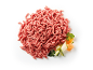 Carne macinata con verdure tagliate ed erbe fresche su sfondo bianco.