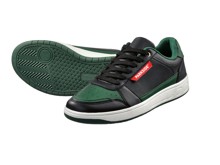 Scarpe da ginnastica nere e verdi con suola bianca e lacci neri, con un'etichetta rossa.