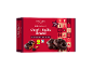 Scatola rossa di cuori, stelle e pretzel di pan di zenzero ricoperti di cioccolato, con icone natalizie.