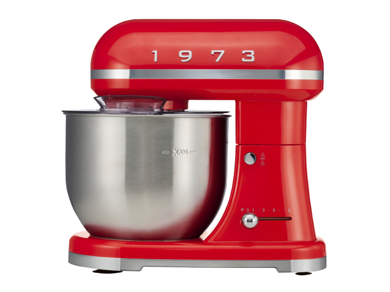 Robot da cucina rosso con ciotola in acciaio inossidabile e il numero 1973 in alto.