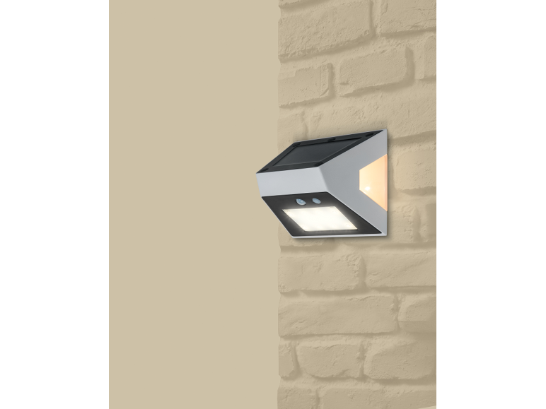 Lampada da parete solare con sensore di movimento su un muro di mattoni
