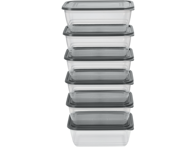 Pila di contenitori di plastica trasparenti con coperchi grigi per alimenti.