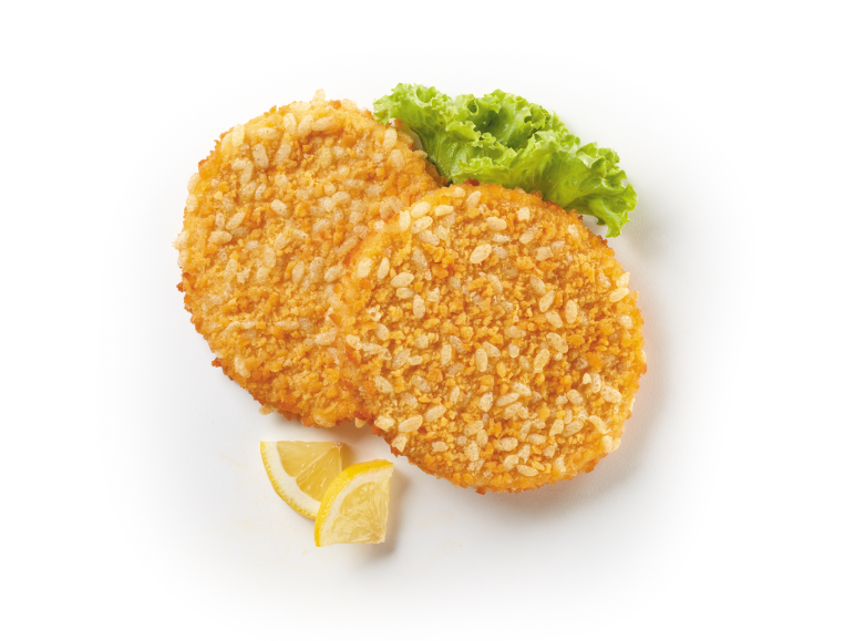 Due tortini di pesce impanati con lattuga e spicchi di limone.