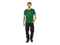 Uomo con maglietta verde con testo e pantaloni da lavoro neri.