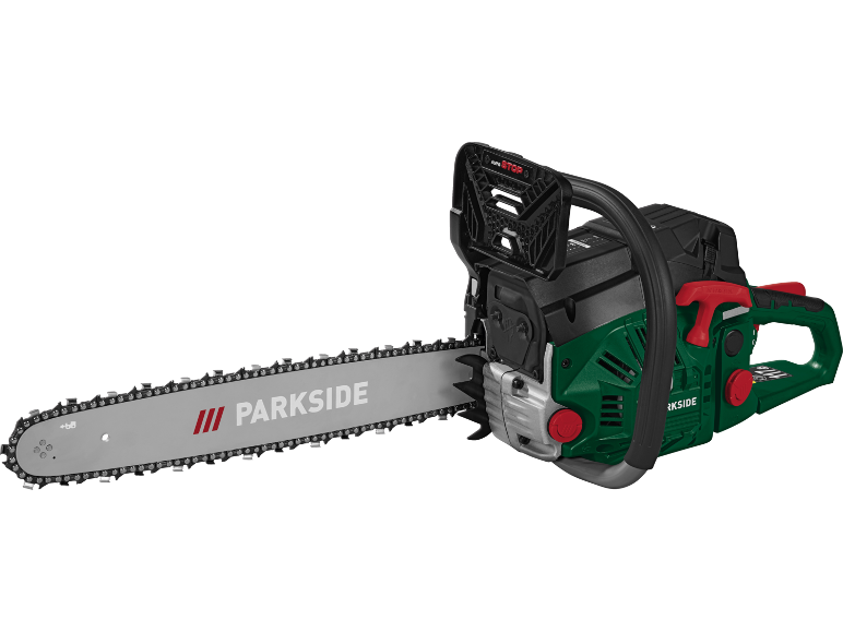 Motosega verde con impugnatura nera e barra argentata su sfondo nero.