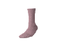 Calzino rosa chiaro con trama a maglia, su sfondo nero.
