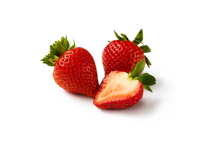 Due fragole intere e una fragola tagliata a metà con foglie verdi su sfondo bianco.