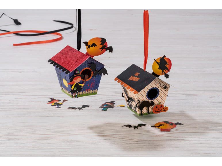 Due casette di carta di Halloween con streghe, pipistrelli e zucche.