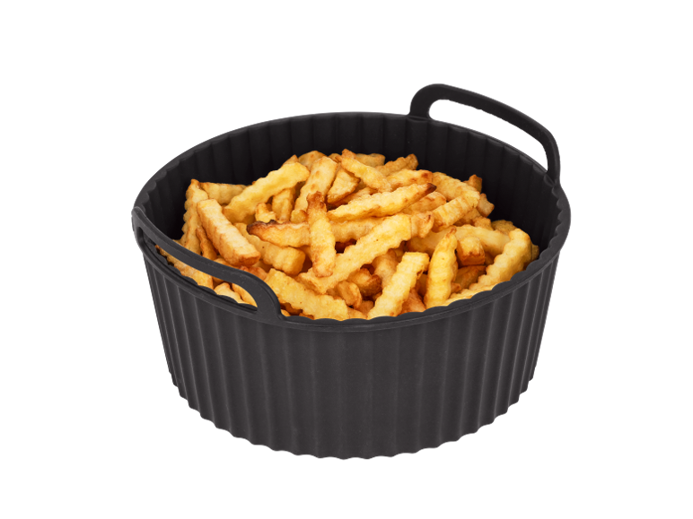 Patatine fritte croccanti in una ciotola nera, pronte per essere gustate.