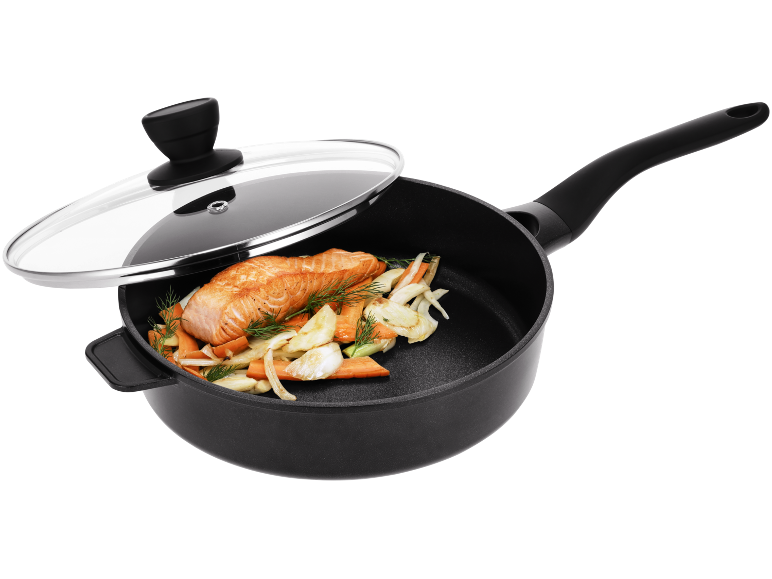 Padella con coperchio in vetro, filetto di salmone e verdure.
