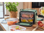 Borsa termica con contenitori per alimenti, fichi e barbabietole, su un tavolo di legno.