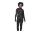 Donna in abbigliamento sportivo nero con cerniera rosa, tiene una borraccia.