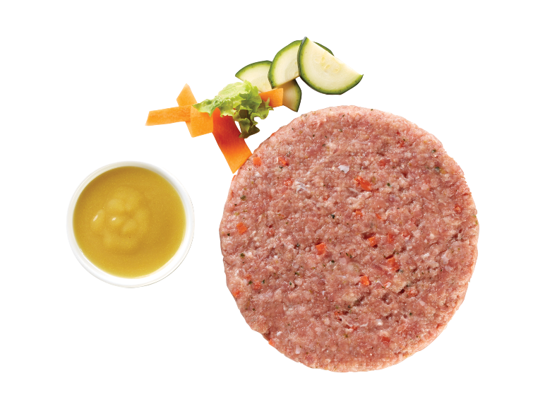 Hamburger di carne cruda con verdure e senape su sfondo nero.