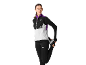Donna che si allunga, indossa gilet sportivo bianco e nero, maglia a maniche lunghe e leggings neri.