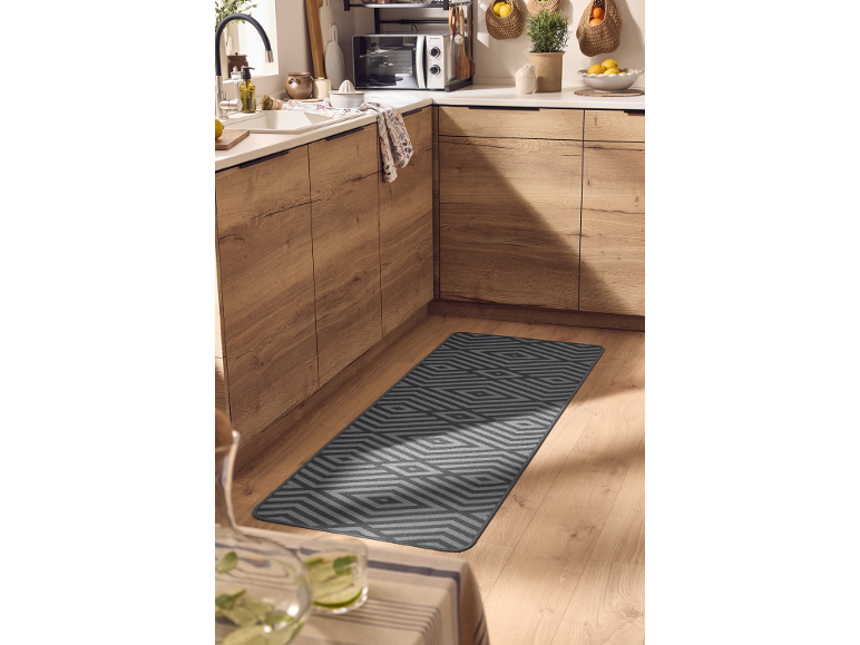 Tappeto da cucina grigio con motivo geometrico in una moderna cucina in legno.