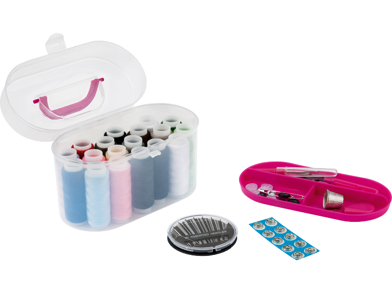 Kit da cucito con rocchetti di filo colorati, aghi e accessori da cucito.