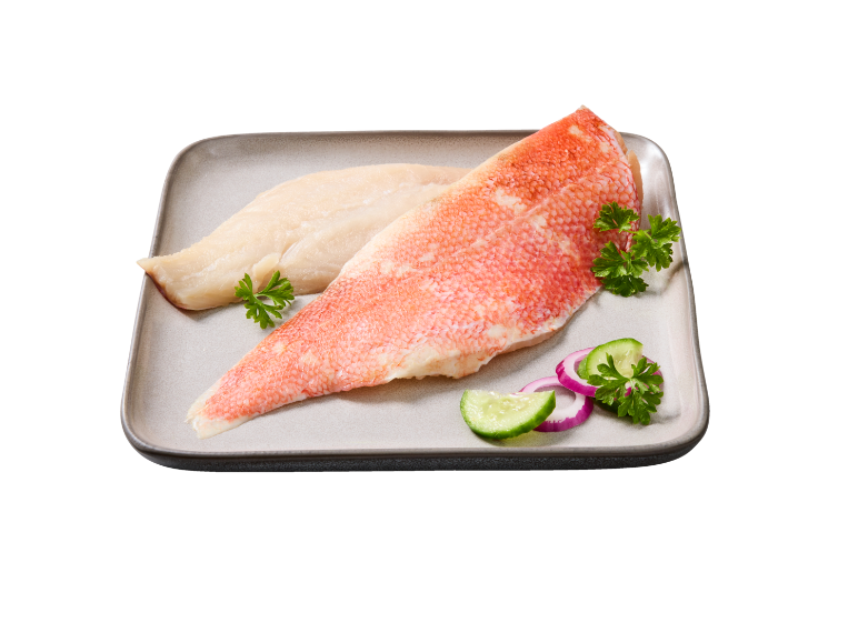 Filetti freschi di scorfano su un piatto con guarnizione.