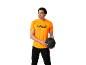 T-shirt arancione da uomo con scritta «FUELED BY FITNESS» e pantaloni sportivi neri.