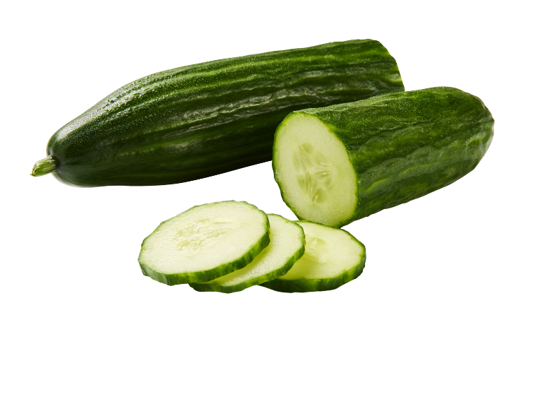 Cetrioli freschi, uno intero e diverse fette tagliate su sfondo nero.