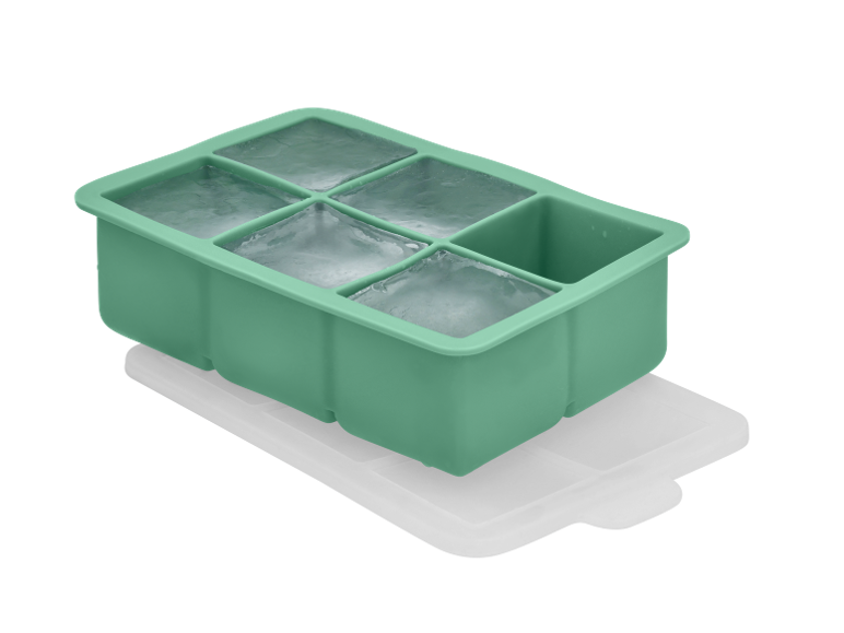 Vassoio verde per cubetti di ghiaccio con coperchio bianco, pieno di cubetti.