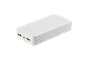 Power bank bianco con due porte USB-A e una USB-C, e un indicatore di carica.