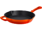 Padella in ghisa arancione con interno nero.
