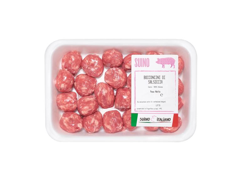 Vassoio di bocconcini di salsiccia di maiale cruda con etichetta italiana.