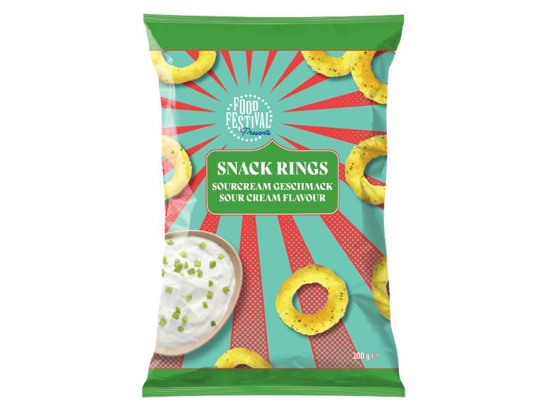 Anelli snack al gusto panna acida in una confezione con design a raggi e ciotola di salsa.