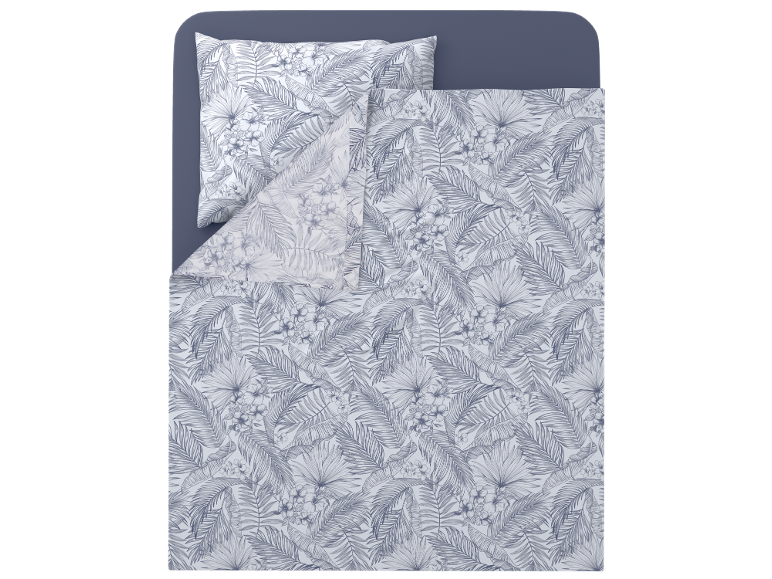 Set di biancheria da letto con stampa di foglie di palma e fiori tropicali blu e bianchi.